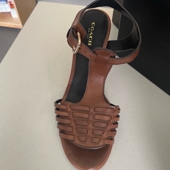Beautiful Coach sandals - Picture 2 of 5